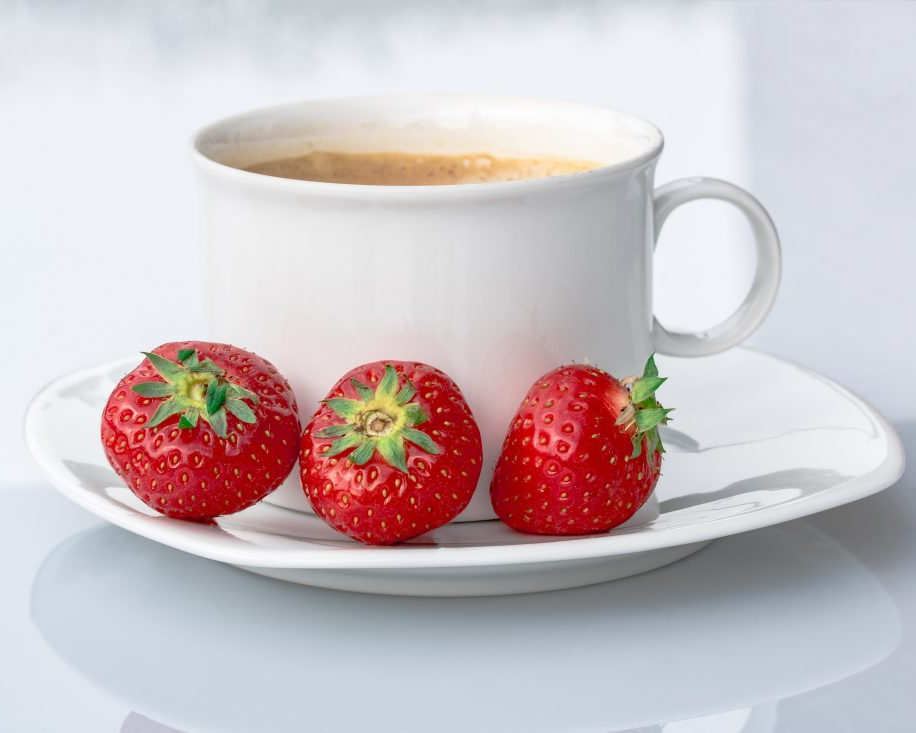 kahvia ja mansikkaa